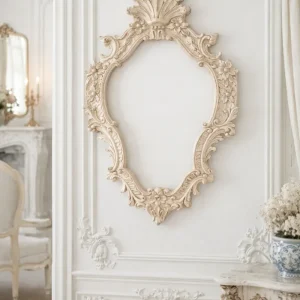Cornice Con Punta E Decorazione Floreale