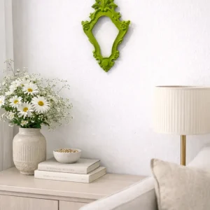 Cornice Con Punta A Foglia E Fiori Verde Acido