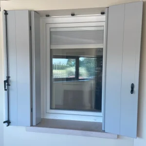 Scuro in pvc alla padovana (con snodo cardini a murare) L. 100 x H. 110 cm